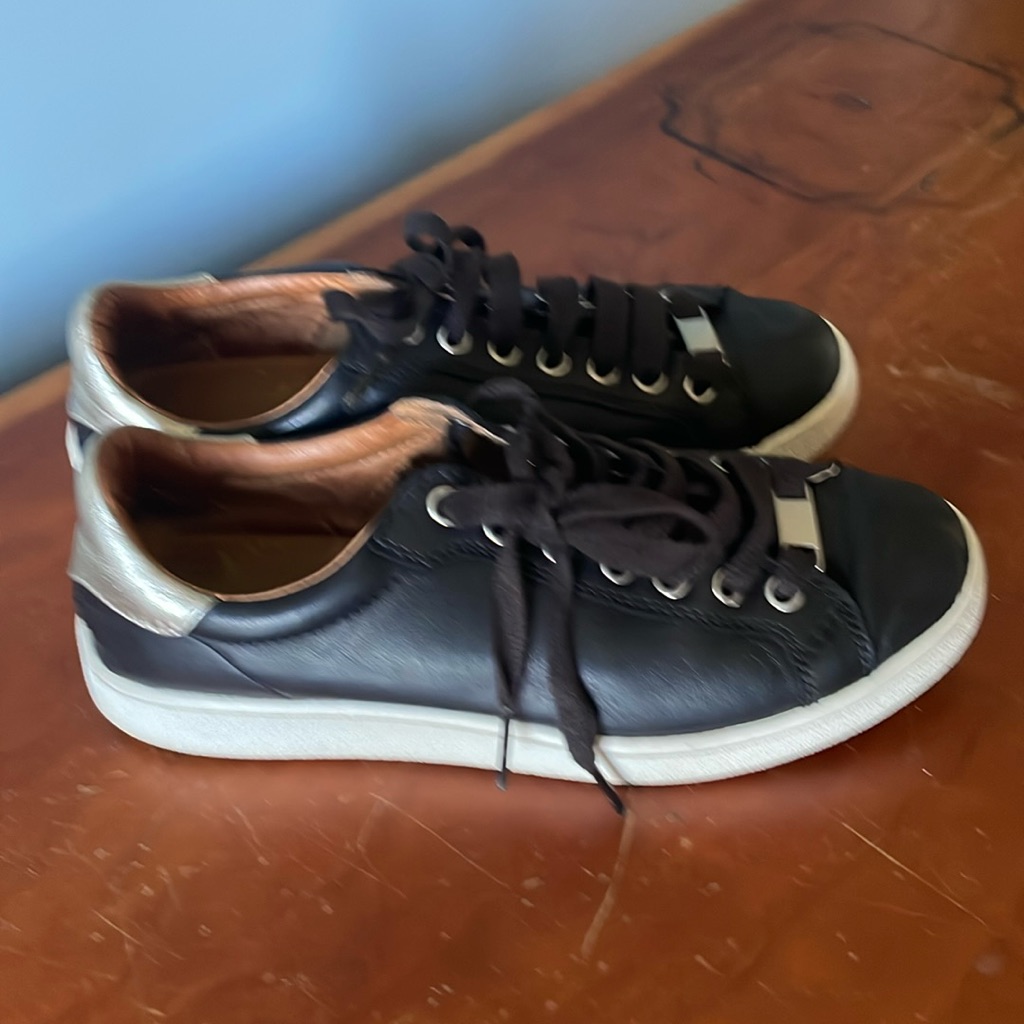 Ugg Low Top Leather Sneakers 7.5